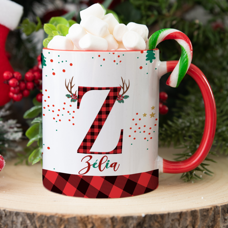 Taza navideña con inicial y nombre – Diseño reno y vichy rojo